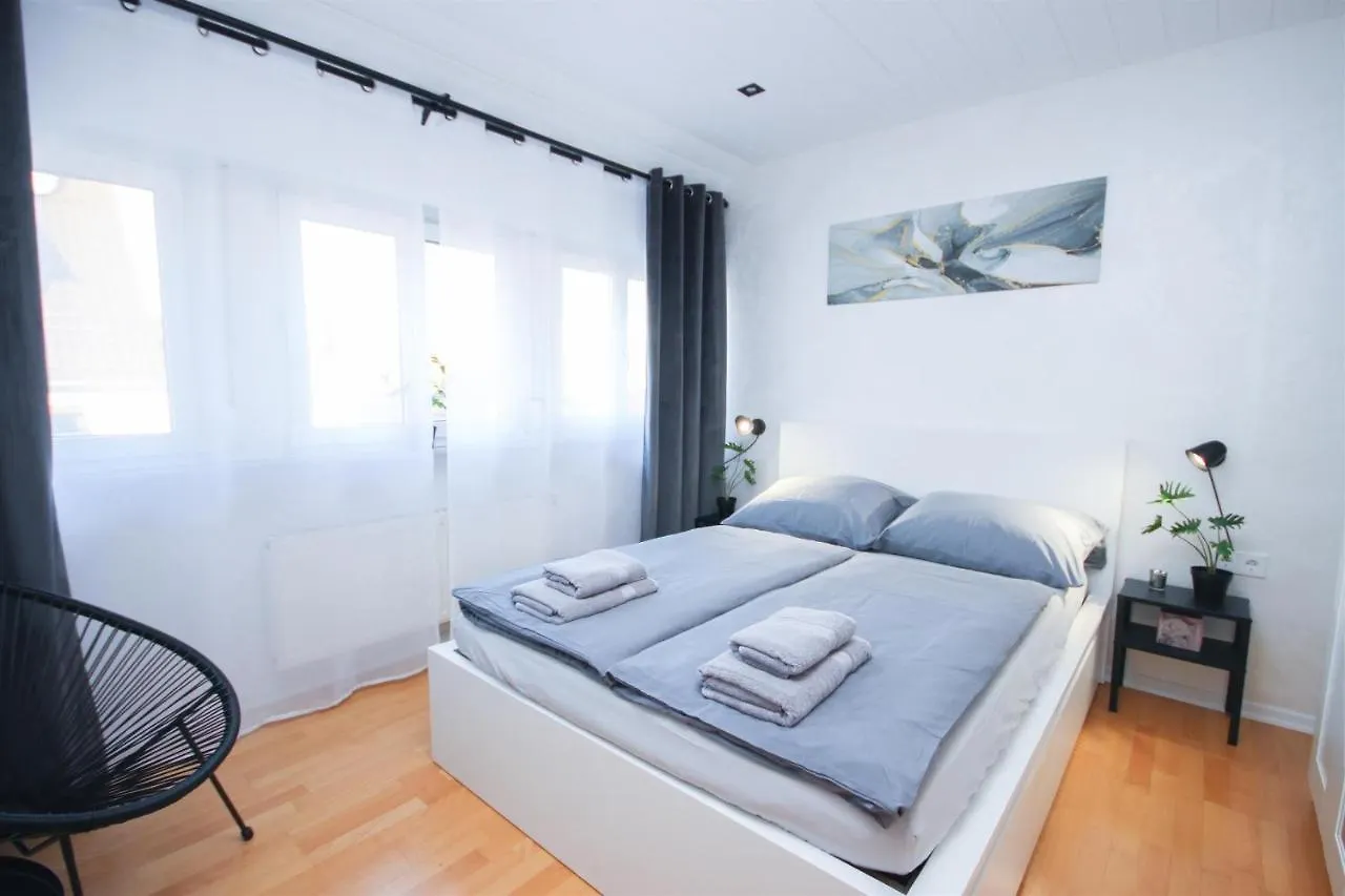 Apartment Alfa Stuttgart 3Zi-Maisonette 6 Personen Zuffenhausen Nahe Porsche & Bosch L Wifi & Smarttv I 3Br 4 Beds I Kitchen I Bathroom & Wc