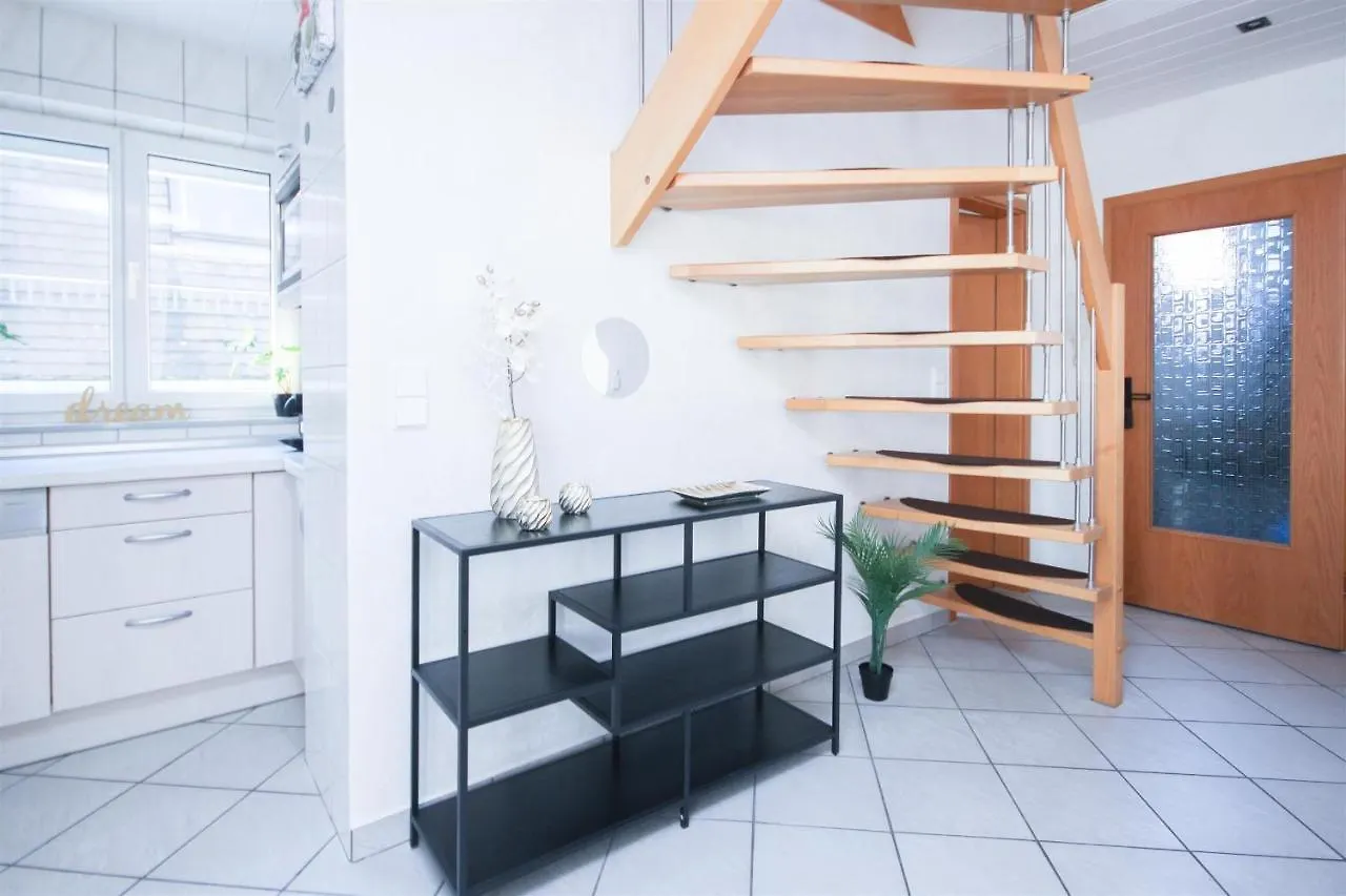Alfa Stuttgart 3Zi-Maisonette 6 Personen Zuffenhausen Nahe Porsche & Bosch L Wifi & Smarttv I 3Br 4 Beds I Kitchen I Bathroom & Wc