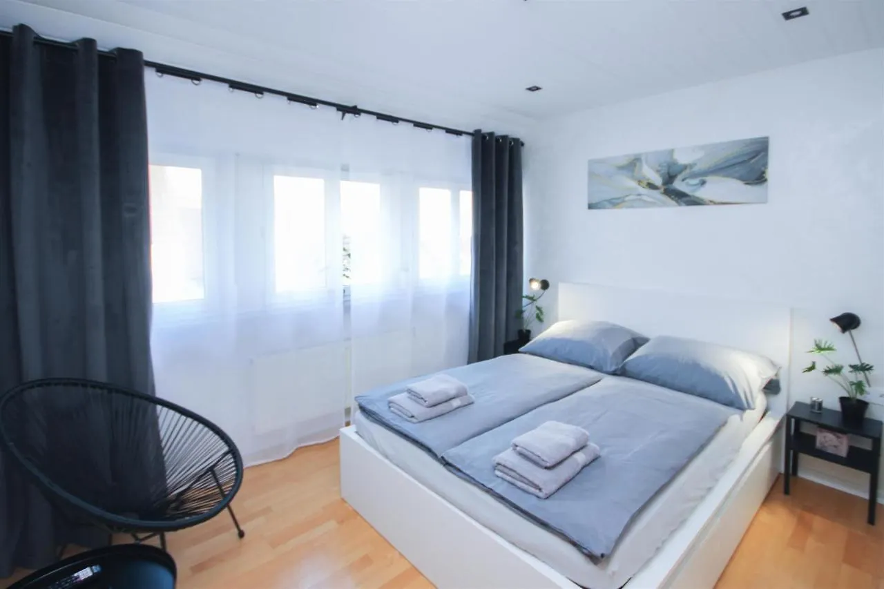 Alfa Stuttgart 3Zi-Maisonette 6 Personen Zuffenhausen Nahe Porsche & Bosch L Wifi & Smarttv I 3Br 4 Beds I Kitchen I Bathroom & Wc