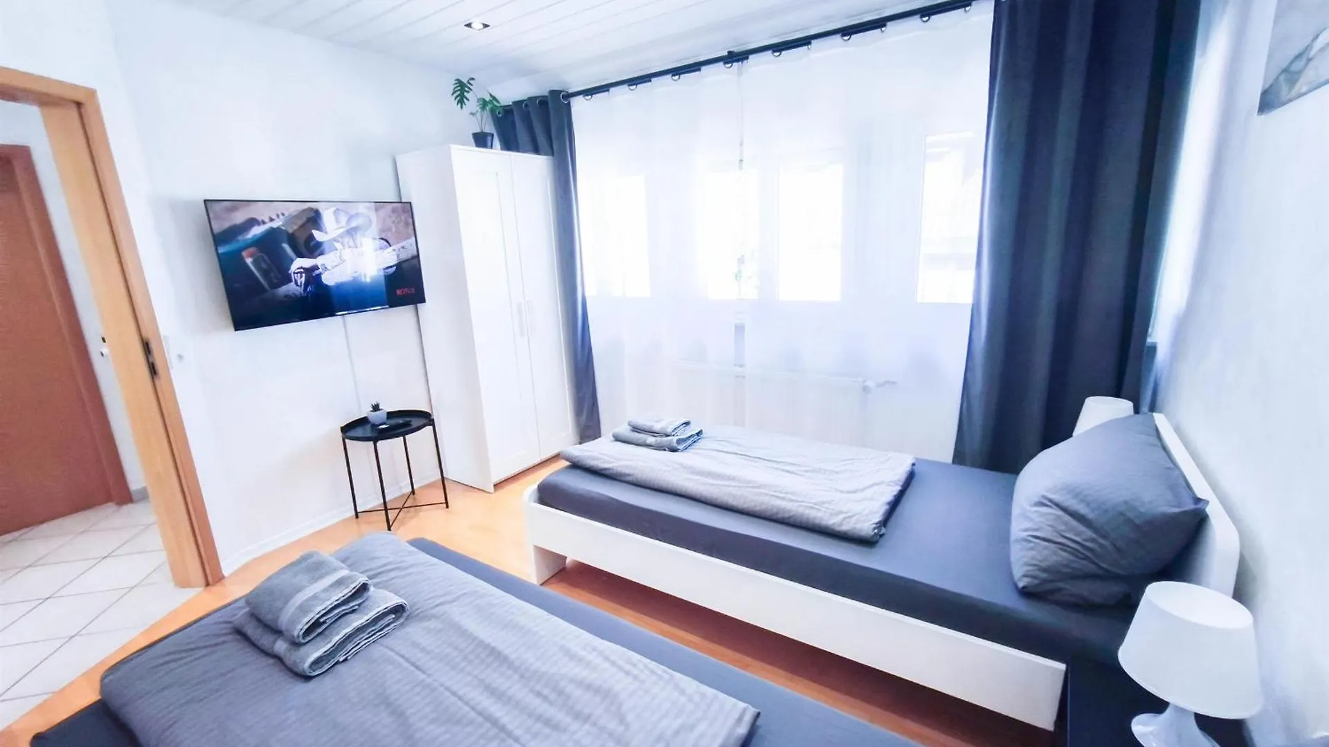 Alfa Stuttgart 3Zi-Maisonette 6 Personen Zuffenhausen Nahe Porsche & Bosch L Wifi & Smarttv I 3Br 4 Beds I Kitchen I Bathroom & Wc Germany